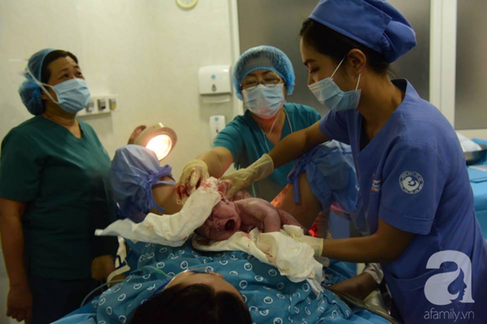 Vừa chào đời giờ đầu tiên của năm 2019, em bé heo vàng ở Cần Thơ đã vẫy tay chào bác sĩ-4