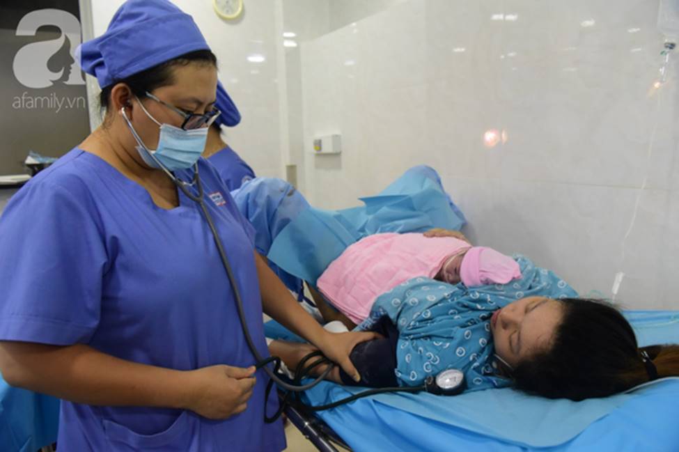 Vừa chào đời giờ đầu tiên của năm 2019, em bé heo vàng ở Cần Thơ đã vẫy tay chào bác sĩ-6