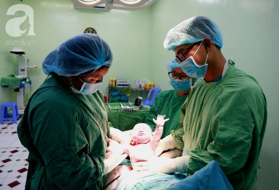 Vừa chào đời giờ đầu tiên của năm 2019, em bé heo vàng ở Cần Thơ đã vẫy tay chào bác sĩ-10