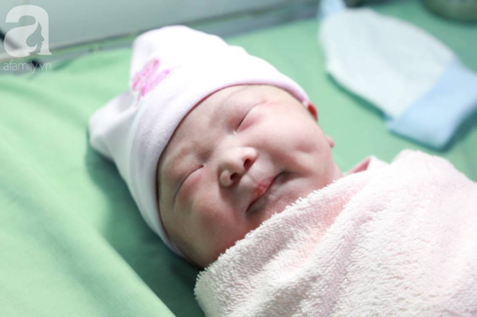 Vừa chào đời giờ đầu tiên của năm 2019, em bé heo vàng ở Cần Thơ đã vẫy tay chào bác sĩ-8