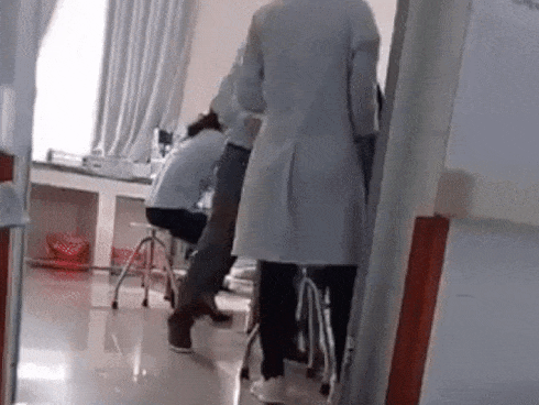 Clip: Sợ hãi khi phải lấy máu trong bệnh viện, bé gái bị bố tát dã man ngay trước mặt các bác sĩ khiến nhiều người phẫn nộ