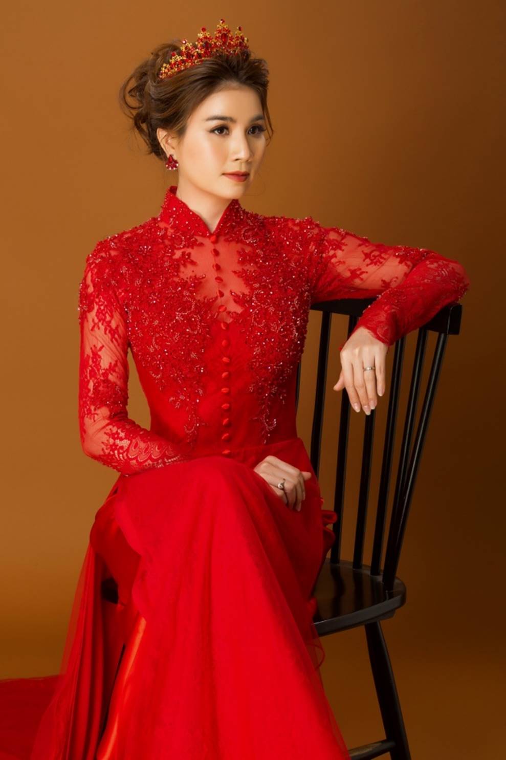 Kha Ly duyên dáng trong tà áo dài, viên mãn với cuộc sống gia đình hiện tại-14