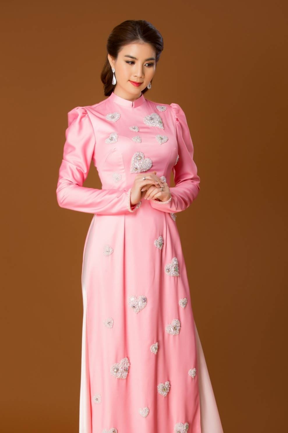 Kha Ly duyên dáng trong tà áo dài, viên mãn với cuộc sống gia đình hiện tại-17