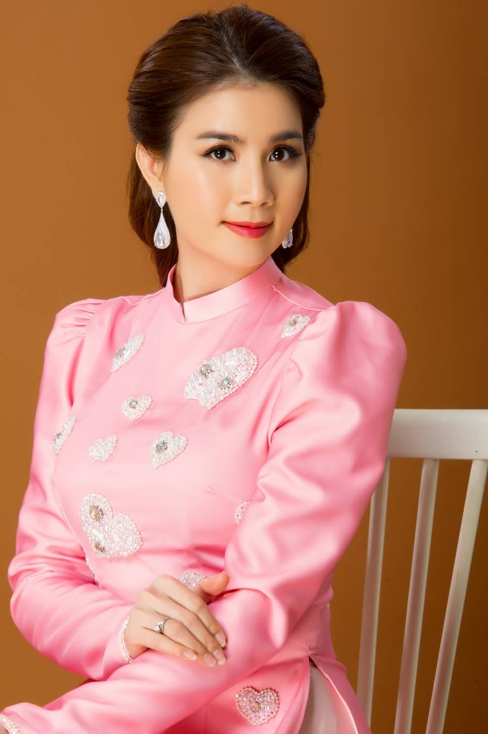 Kha Ly duyên dáng trong tà áo dài, viên mãn với cuộc sống gia đình hiện tại-18