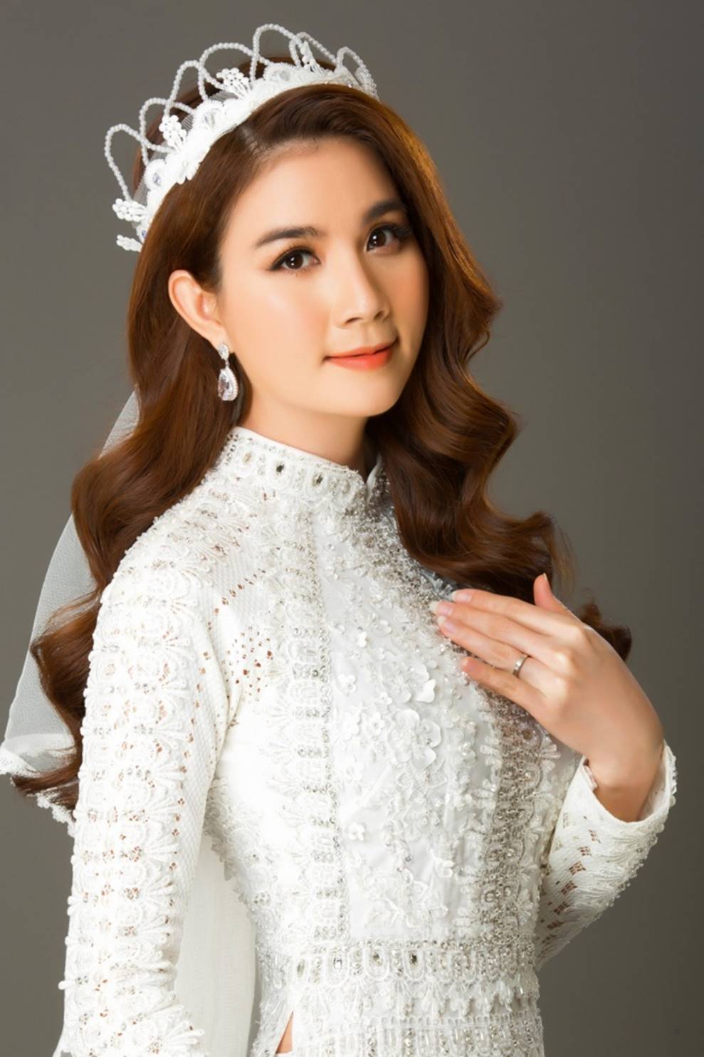 Kha Ly duyên dáng trong tà áo dài, viên mãn với cuộc sống gia đình hiện tại-3