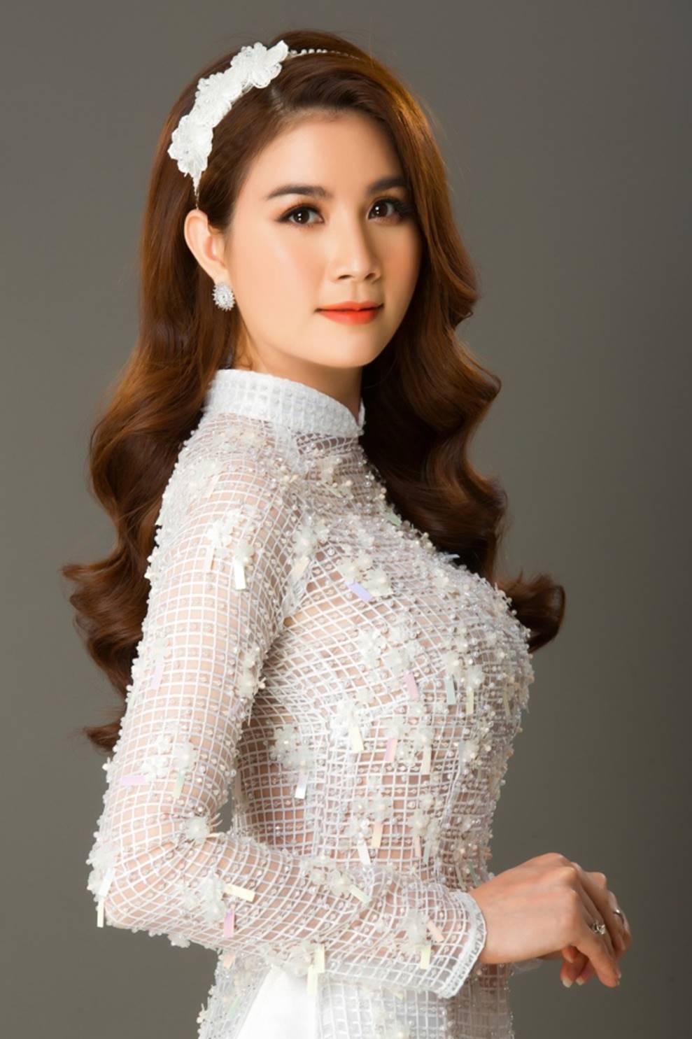 Kha Ly duyên dáng trong tà áo dài, viên mãn với cuộc sống gia đình hiện tại-4