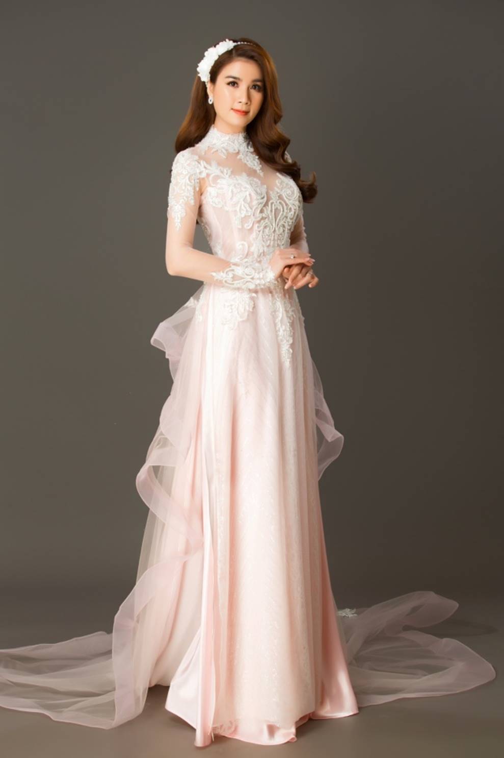 Kha Ly duyên dáng trong tà áo dài, viên mãn với cuộc sống gia đình hiện tại-6