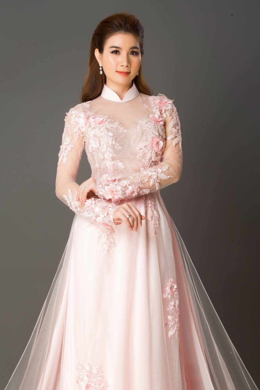 Kha Ly duyên dáng trong tà áo dài, viên mãn với cuộc sống gia đình hiện tại-8