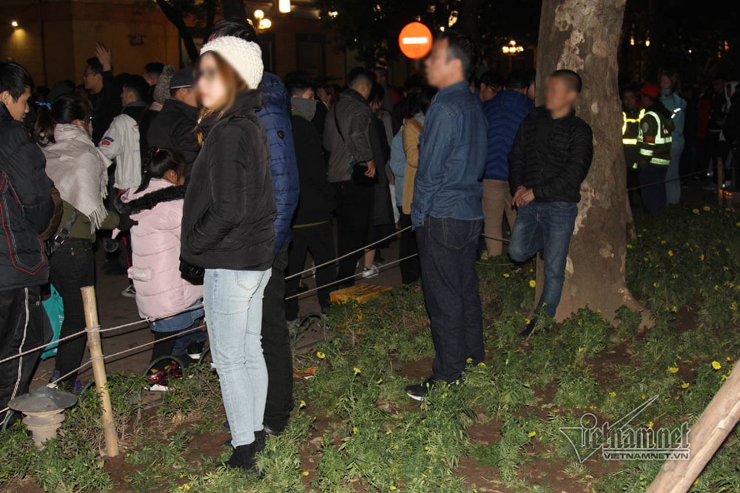 Sửng sốt vườn hoa hồ Gươm sáng nay bị san trụi sau giao thừa-10