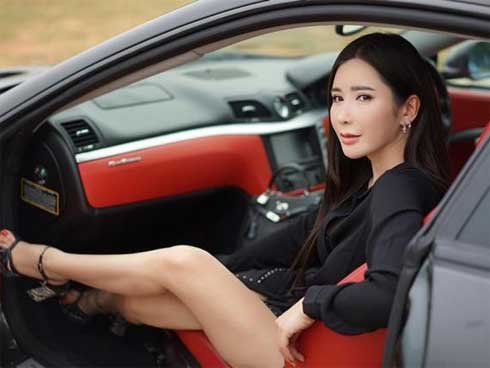 Chia tay chồng đại gia 8 năm, cựu tiếp viên nóng bỏng tuyên bố: Tôi tiêu tiền không cần nghĩ-9