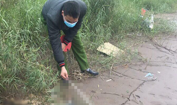 Phát hiện thi thể đang phân hủy, tay trái có dòng chữ không có gì để mất trên bãi bồi sông Hồng ngày đầu năm-1
