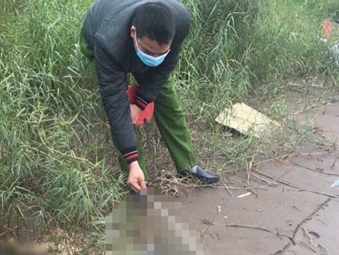 Phát hiện thi thể đang phân hủy, tay trái có dòng chữ 