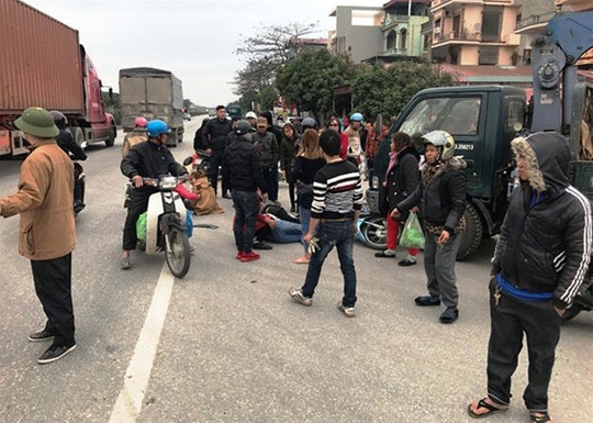 Xe máy kẹp 5 đấu đầu ô tô, 3 nữ nhân viên quán karaoke nhập viện-1