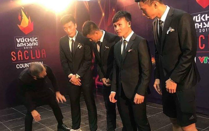 Vừa thấy Văn Hậu trên TV, fan tóm ngay khoảnh khắc cậu út trên diện áo vest dưới mặc quần đùi-5