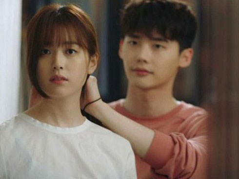 Chồng mua quà năm mới cho vợ và tình nhân nhưng lại tặng nhầm, vợ ra tay “bắt tại trận” khiến cả hai không cãi nổi