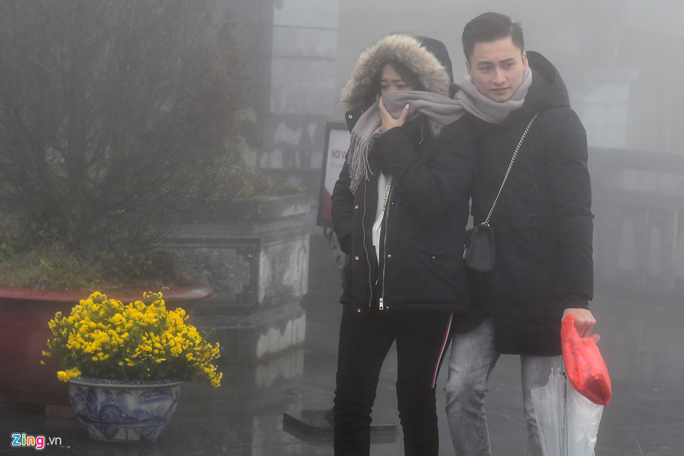 Thanh niên Sài Gòn mặc áo ba lỗ thách thức giá lạnh 0 độ C ở Fansipan-12
