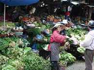 Thịt lợn, rau xanh chợ Hà Nội tăng giá chóng mặt vì mưa rét