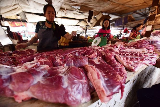 Thịt lợn, rau xanh chợ Hà Nội tăng giá chóng mặt vì mưa rét-2