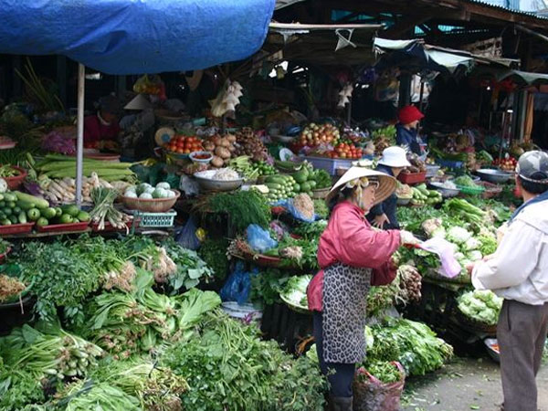 Thịt lợn, rau xanh chợ Hà Nội tăng giá chóng mặt vì mưa rét-1