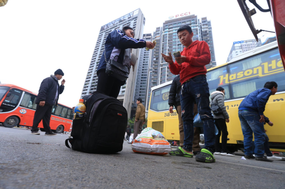 Sau kỳ nghỉ dài, người dân lại ùn ùn kéo về Hà Nội trong ngày đầu năm mới 2019-7