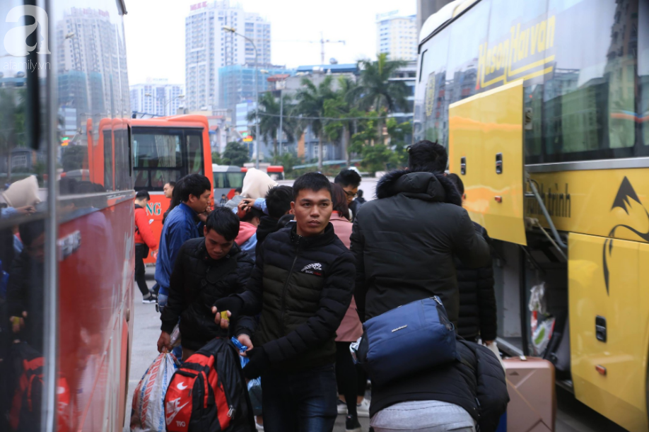 Sau kỳ nghỉ dài, người dân lại ùn ùn kéo về Hà Nội trong ngày đầu năm mới 2019-2