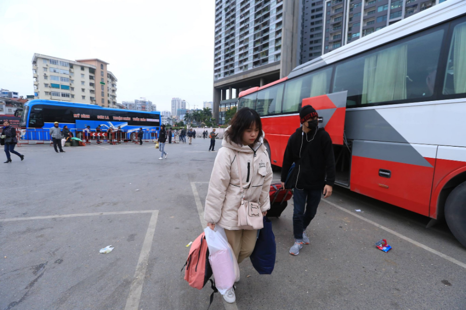 Sau kỳ nghỉ dài, người dân lại ùn ùn kéo về Hà Nội trong ngày đầu năm mới 2019-3