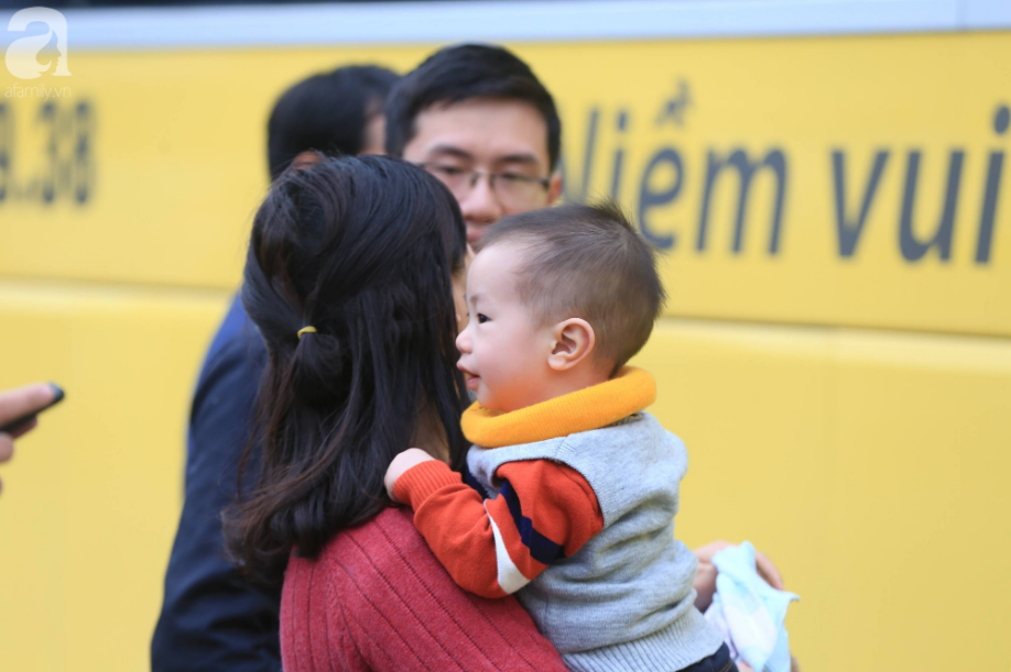 Sau kỳ nghỉ dài, người dân lại ùn ùn kéo về Hà Nội trong ngày đầu năm mới 2019-9