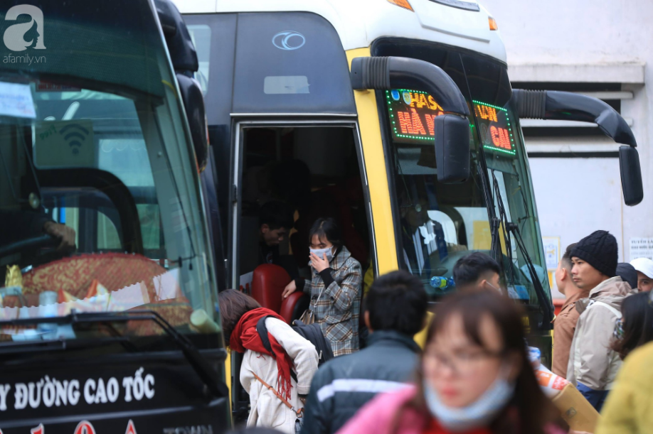 Sau kỳ nghỉ dài, người dân lại ùn ùn kéo về Hà Nội trong ngày đầu năm mới 2019-4