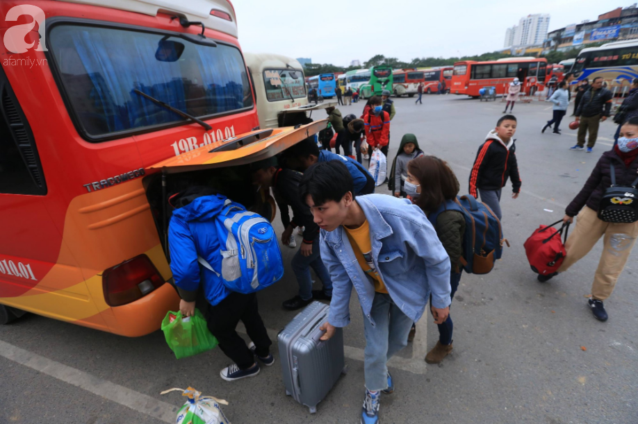 Sau kỳ nghỉ dài, người dân lại ùn ùn kéo về Hà Nội trong ngày đầu năm mới 2019-5