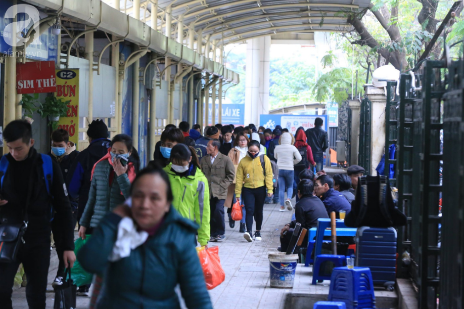 Sau kỳ nghỉ dài, người dân lại ùn ùn kéo về Hà Nội trong ngày đầu năm mới 2019-11