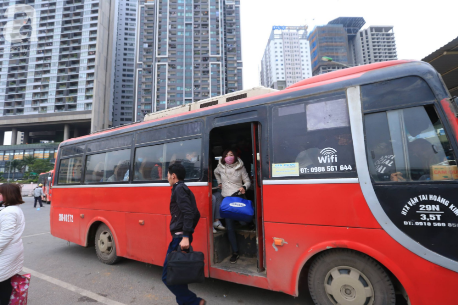 Sau kỳ nghỉ dài, người dân lại ùn ùn kéo về Hà Nội trong ngày đầu năm mới 2019-6