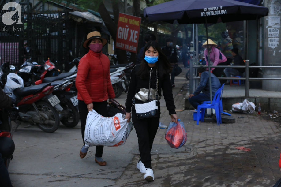 Sau kỳ nghỉ dài, người dân lại ùn ùn kéo về Hà Nội trong ngày đầu năm mới 2019-12
