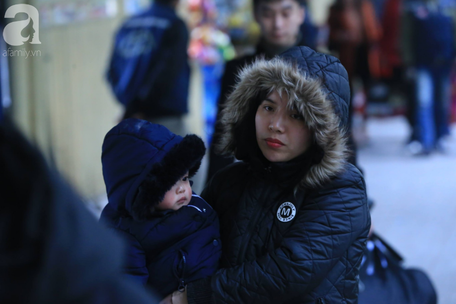 Sau kỳ nghỉ dài, người dân lại ùn ùn kéo về Hà Nội trong ngày đầu năm mới 2019-13