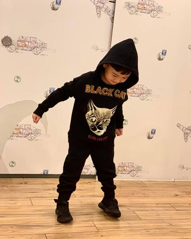 Sao nhí đón năm mới: Nhà giàu nhưng 2 con Jennifer Phạm khó quên vì thứ rẻ hều này!-11