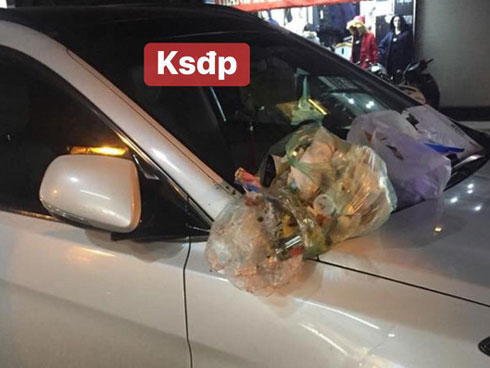 Bé gái siêu dễ thương nhọ nhất đầu năm 2019: Đang tạo dáng thì ngã luôn xuống vũng bùn-5