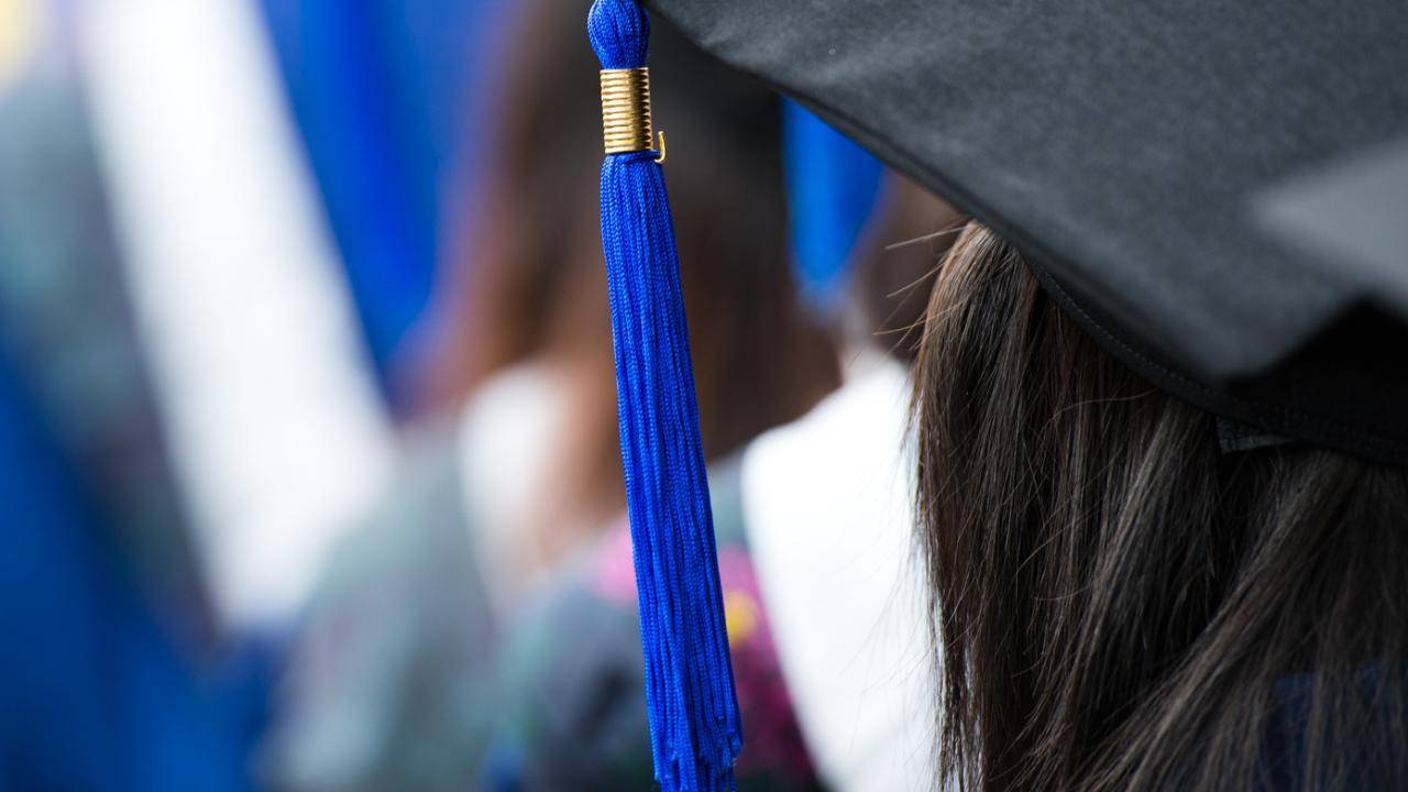 Sinh viên bán dâm để trả học phí, nhà trường ‘nhắm mắt làm ngơ’-1