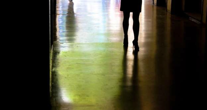 Sinh viên bán dâm để trả học phí, nhà trường ‘nhắm mắt làm ngơ’-2