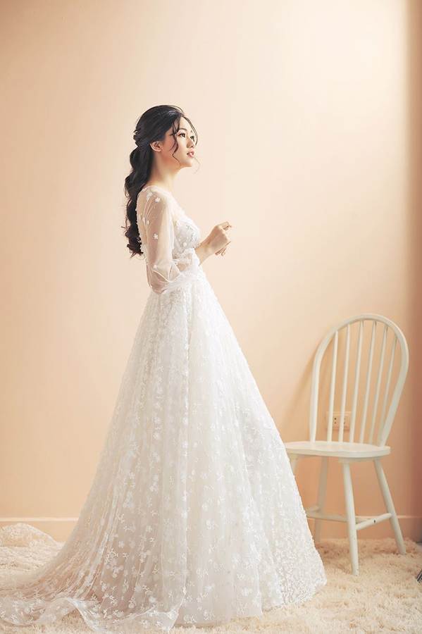 Á hậu Thanh Tú tái xuất sau chuyến trăng mật Châu Âu-1