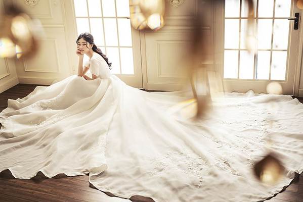 Á hậu Thanh Tú tái xuất sau chuyến trăng mật Châu Âu-4