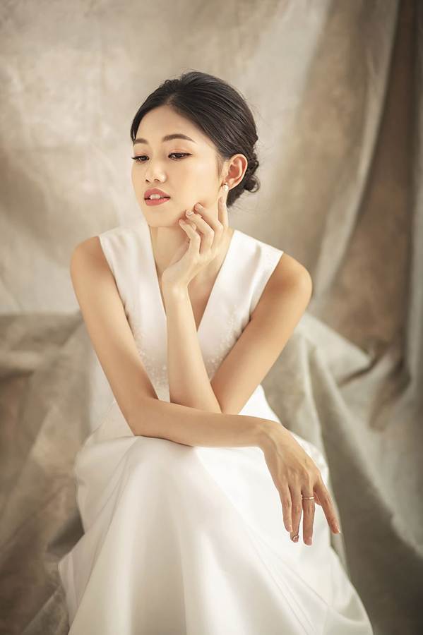 Á hậu Thanh Tú tái xuất sau chuyến trăng mật Châu Âu-7