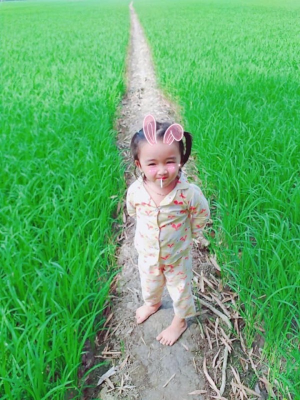 Bé gái siêu dễ thương nhọ nhất đầu năm 2019: Đang tạo dáng thì ngã luôn xuống vũng bùn-1