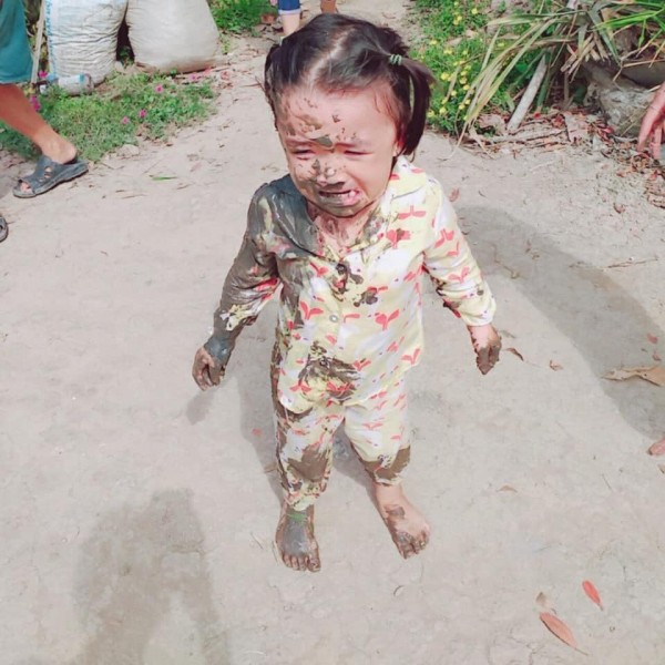 Bé gái siêu dễ thương nhọ nhất đầu năm 2019: Đang tạo dáng thì ngã luôn xuống vũng bùn-2