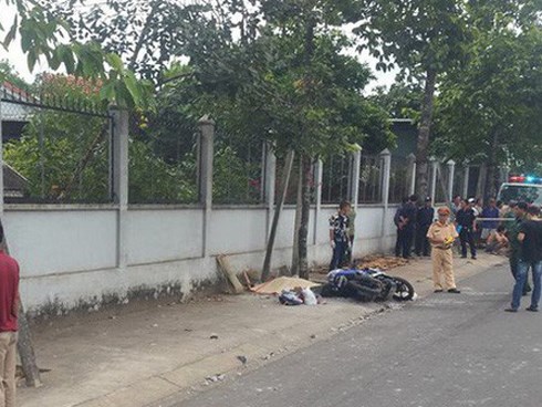 Tông trụ bê tông trên vỉa hè, cô gái chết thảm ngày nghỉ Tết