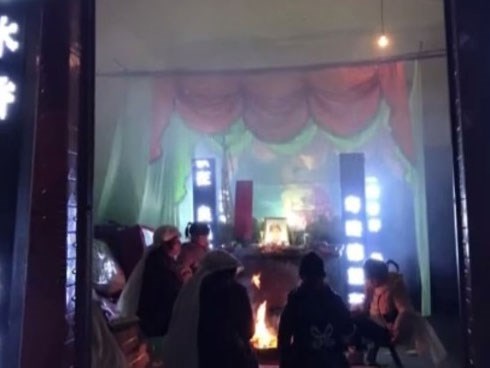 Đám tang bỗng chốc biến thành tiệc sinh nhật sau khi nghe âm thanh lạ từ quan tài khiến hàng xóm hoang mang