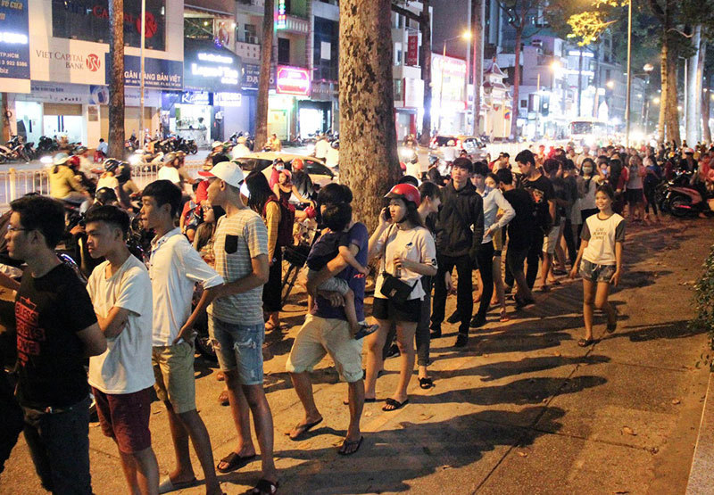 Cơn sốt đồ uống lạ: Xếp hàng dài kín phố, chờ cuồng chân cả tiếng-2