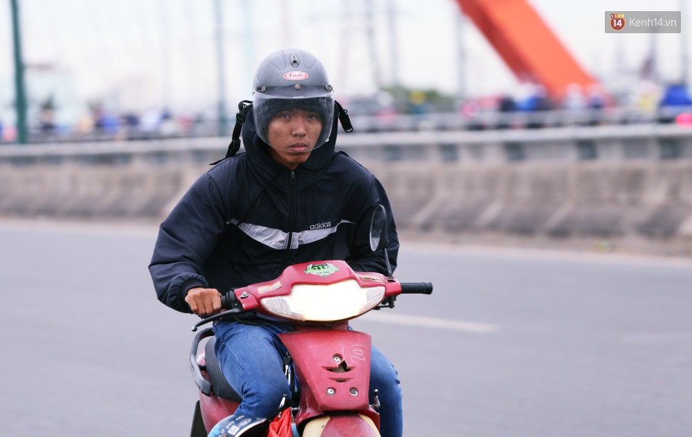 Người Sài Gòn co ro vì trời se lạnh, mưa phùn trong ngày đầu đi làm sau kỳ nghỉ Tết Dương lịch 2019-10