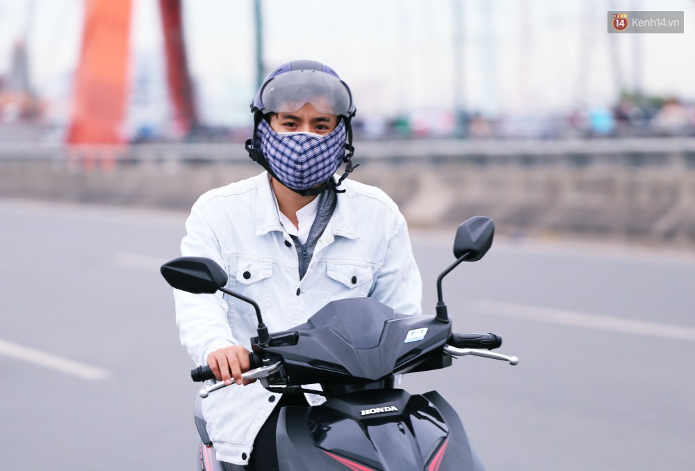 Người Sài Gòn co ro vì trời se lạnh, mưa phùn trong ngày đầu đi làm sau kỳ nghỉ Tết Dương lịch 2019-11