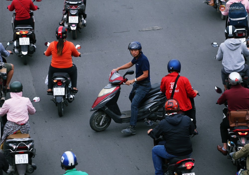 Người Sài Gòn co ro vì trời se lạnh, mưa phùn trong ngày đầu đi làm sau kỳ nghỉ Tết Dương lịch 2019-5