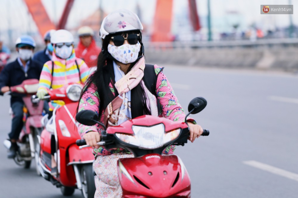 Người Sài Gòn co ro vì trời se lạnh, mưa phùn trong ngày đầu đi làm sau kỳ nghỉ Tết Dương lịch 2019-8