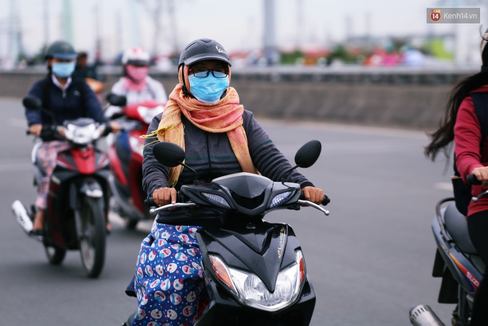 Người Sài Gòn co ro vì trời se lạnh, mưa phùn trong ngày đầu đi làm sau kỳ nghỉ Tết Dương lịch 2019-9